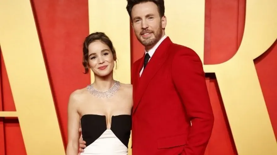 Foto archivo de Chris Evans y Alba Baptista