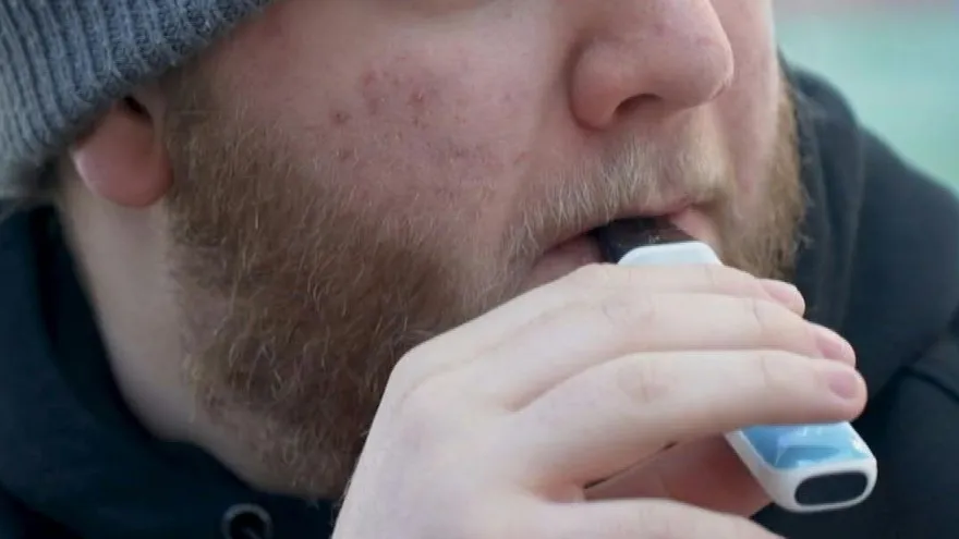 Un hombre utiliza un cigarrillo electrónico
