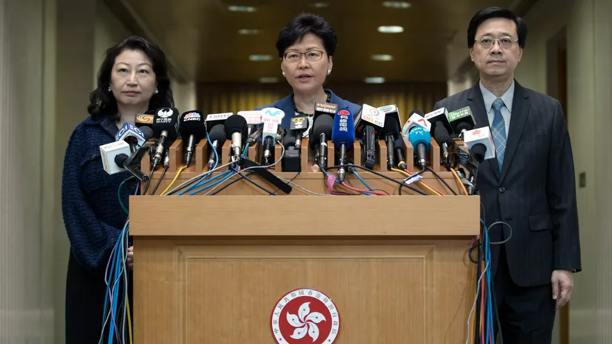 La jefa del Gobierno regional de Hong Kong, Carrie Lam, (c), flanqueada por la secretaria de Justicia, Teresa Cheng (i) y el secretario de Seguridad, John Lee Ka-chiu (d) en una conferencia de prensa ofrecida esta mañana en Hong Kong