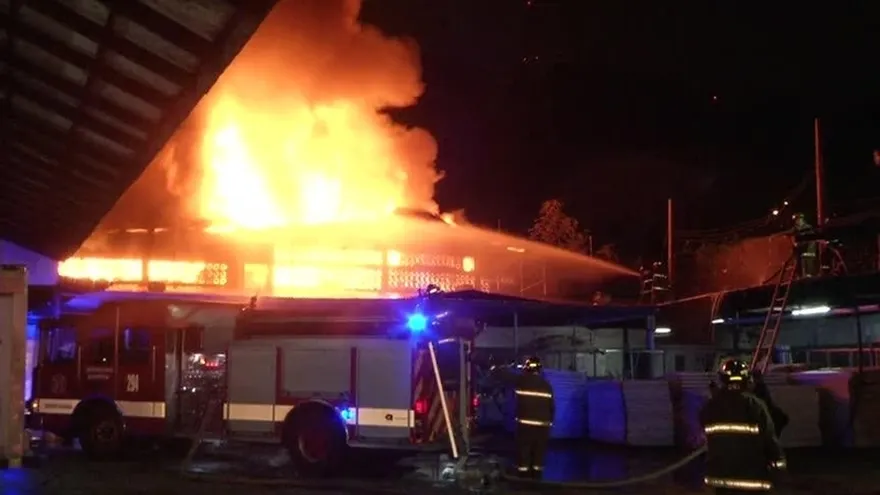 Fuego en fábrica de Avenida Ancón