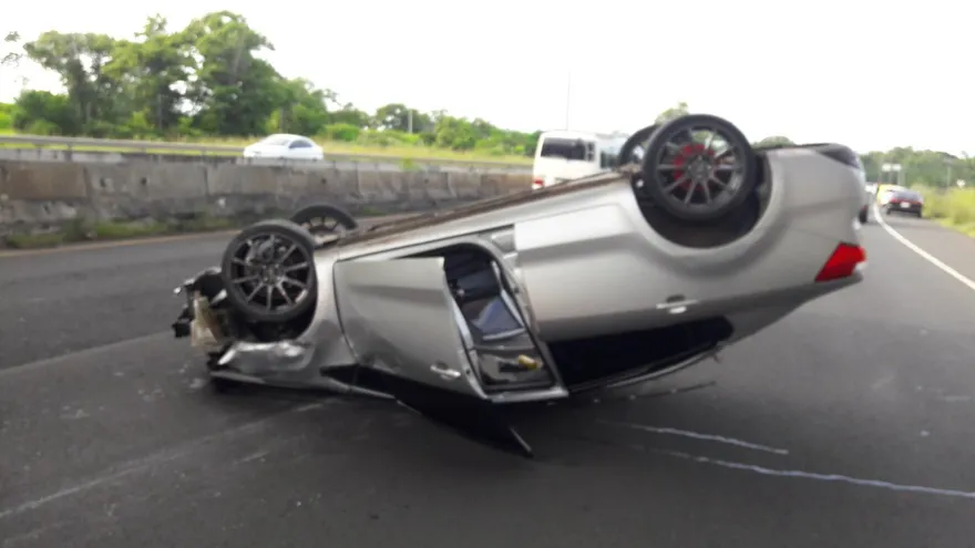 Uno de los automóviles se volcó.