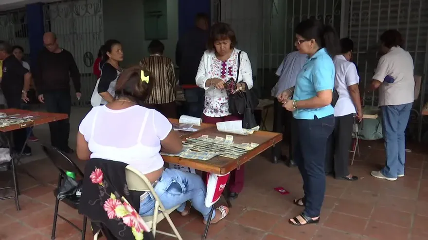 Panameños moderan compra de billetes de Lotería