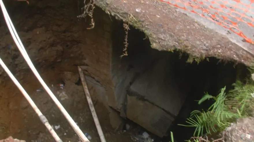 Enorme socavón preocupa a los residentes de Pan de Azúcar