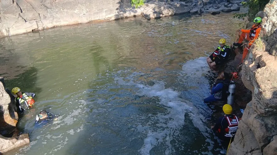 Rescatistas recuperan el cádaver en el área de La Angostura.