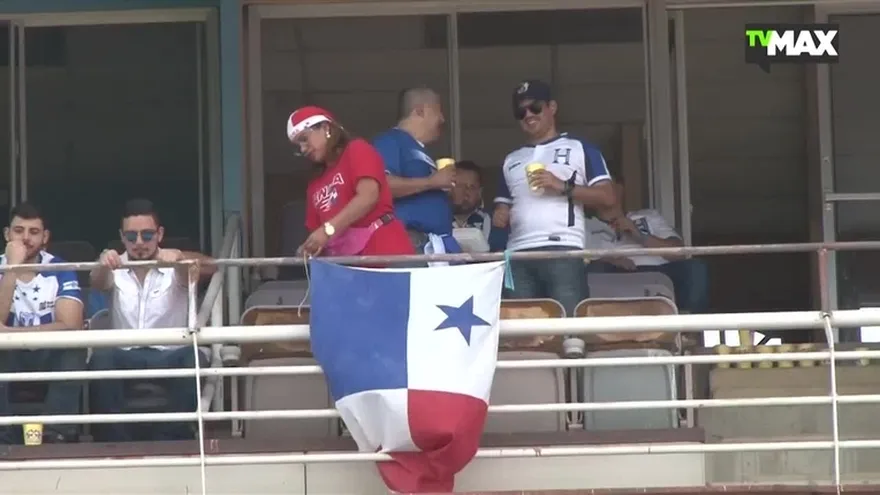 Nuestra bandera, se hace presente en el Estadio de San Pedro Sula