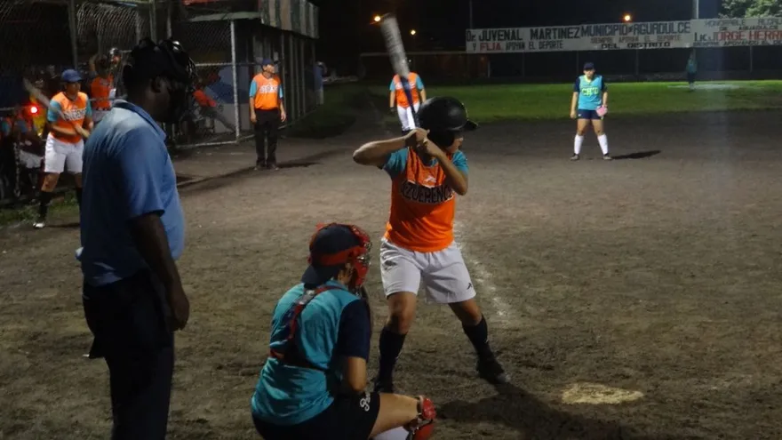 Azuerences y Capitalinas al frente de Liga Superior de Softbol Femenino