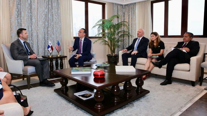 El canciller Alejandro Ferrer, junto con el ministro de Seguridad, Rolando Mirones, recibieron al secretario interino del departamento de Seguridad estadounidense, Kevin McAleenan.