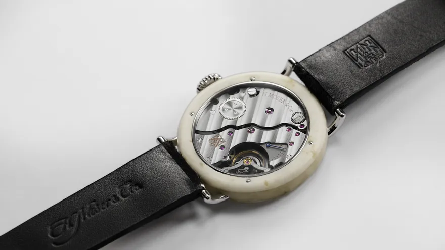 Hacen reloj de queso como protesta, 'Swiss Made' de $1 millón