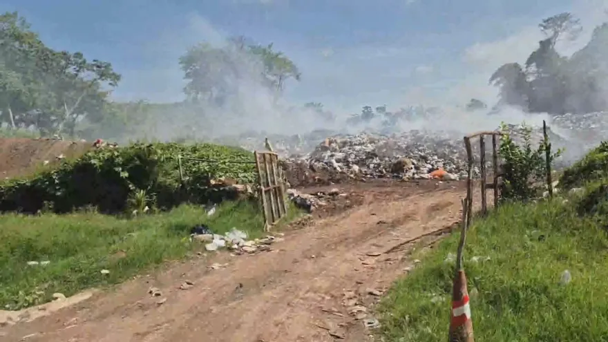 Humo tóxico por incendio en vertedero preocupa a residentes de Montijo