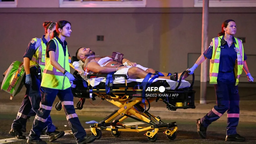 Trasladan a una persona herida por el tiroteo en una playa de Australia