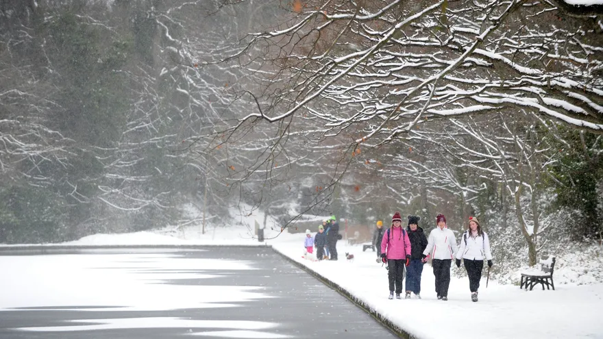 Varias personas paseaban por el Bushy Park de Dublín, Irlanda, ayer miércoles