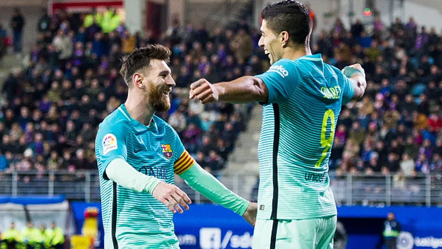 Lionel  Messi y Luis Suárez celebran durante el partido contra el Eibar