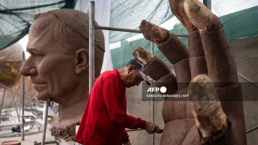 Escultura del papa León XIV en Perú