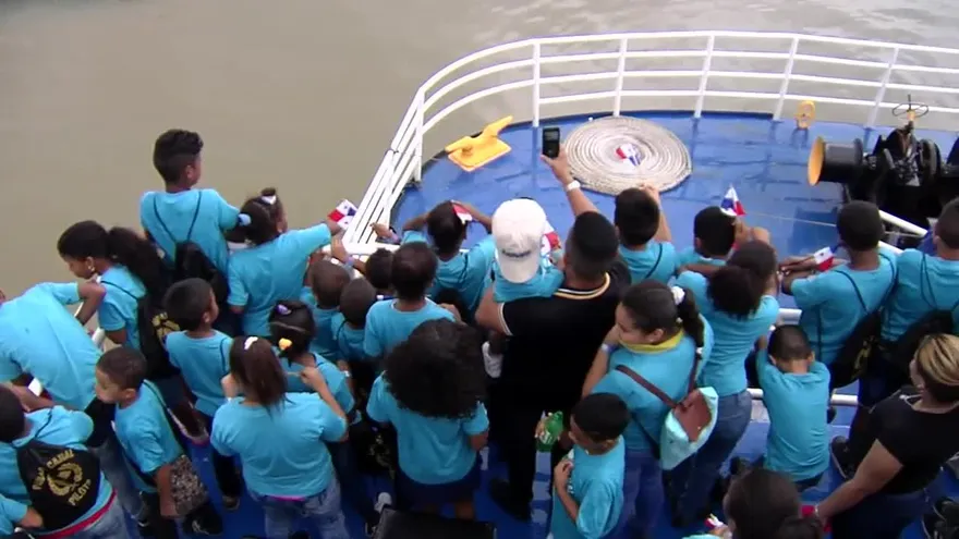 Niños de barrios populares cruzan El Canal de Panamá