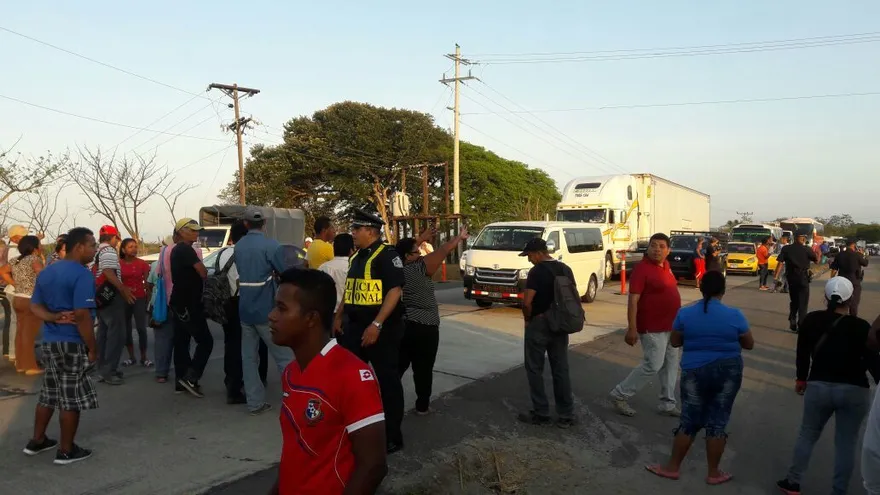 Residentes de comunidad en Coclé exigen reparación de calles