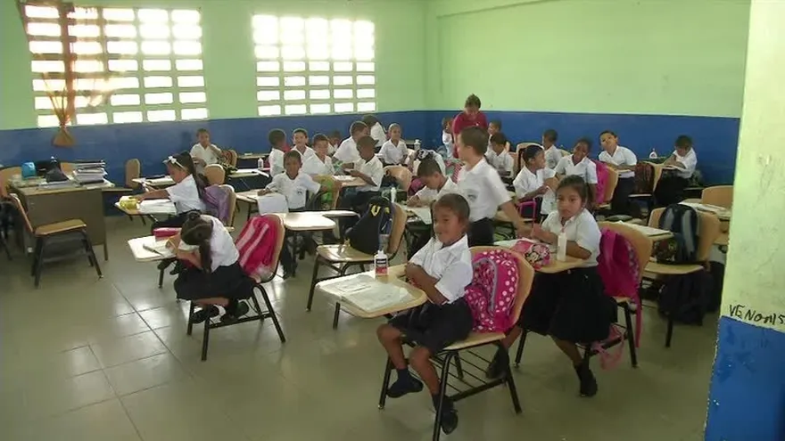 Reducen horas de clases en materias de Español e inglés