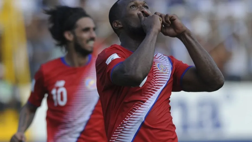 Kendall Watson celebra el gol que le marcó a Honduras