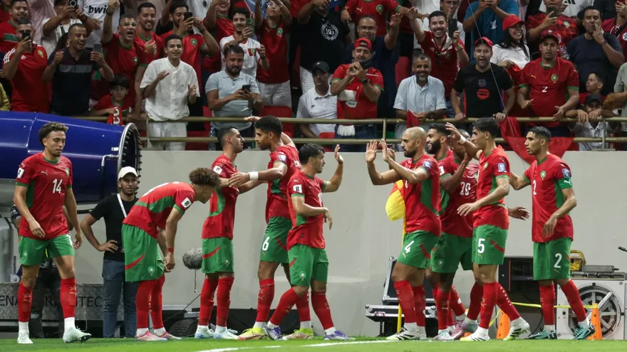 Jugadores de la Selección de Marruecos celebran cerca de sus fanáticos