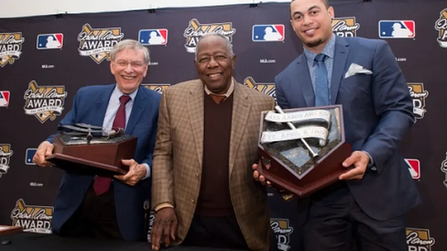 Trout y Stanton ganan el Premio Hank Aaron