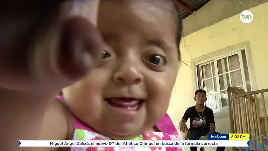 Ayoudas: Niña necesita una serie de operaciones para poder caminar