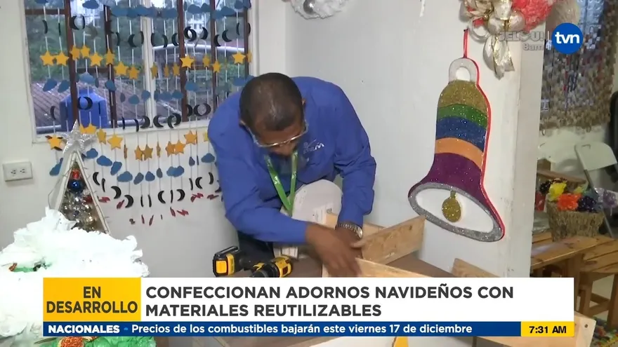 Adornos navideños hechos con material reutilizable