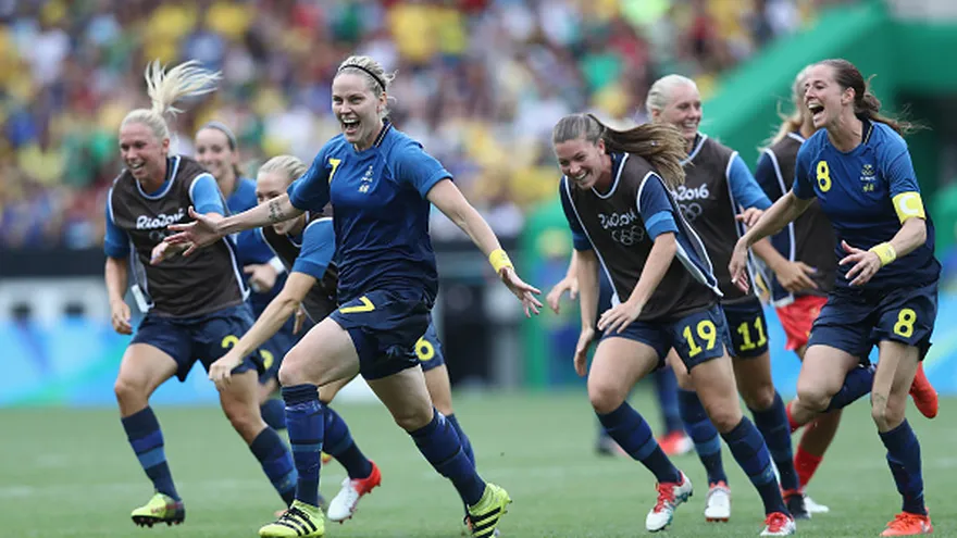 Lisa Dahlkvist de Suecia ( C) y sus compañeras celebran la victoria en semifinal del Fútbol Femenino  entre Brasil y Suecia
