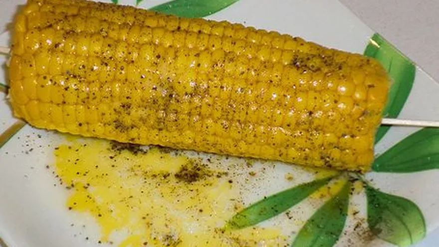 Mazorcas Bañadas con mantequilla de chipotle y limón