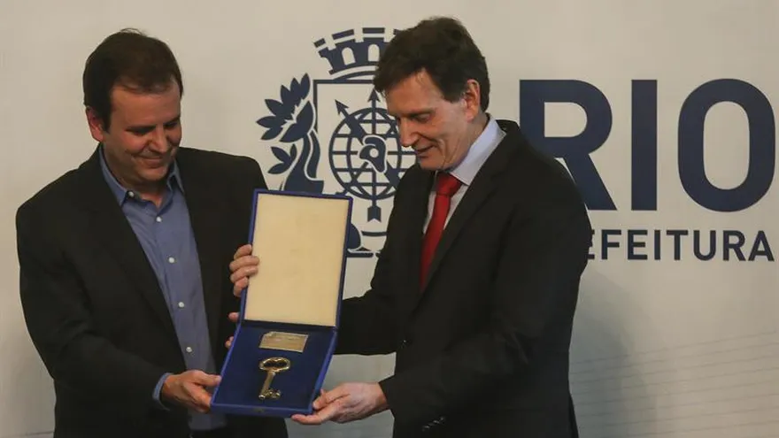 El exalcalde de Río de Janeiro, Eduardo Paes (i), entrega la llave de la ciudad al senador Marcelo Crivella quien asume hoy, domingo 1 de enero de 2017, como alcalde de Río de Janeiro y se convierte en el primer obispo evangélico en gobernar una capital en Brasil, precisamente la segunda más poblada y la más emblemática, lo que catapulta la ya amplia presencia de los evangélicos en la política brasileña.