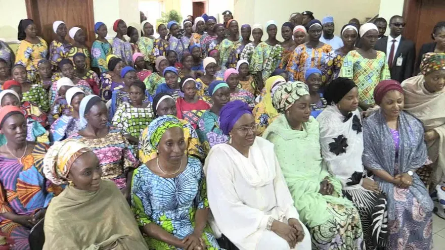 Jóvenes liberadas de Nigeria esperan aún para ver a sus familias