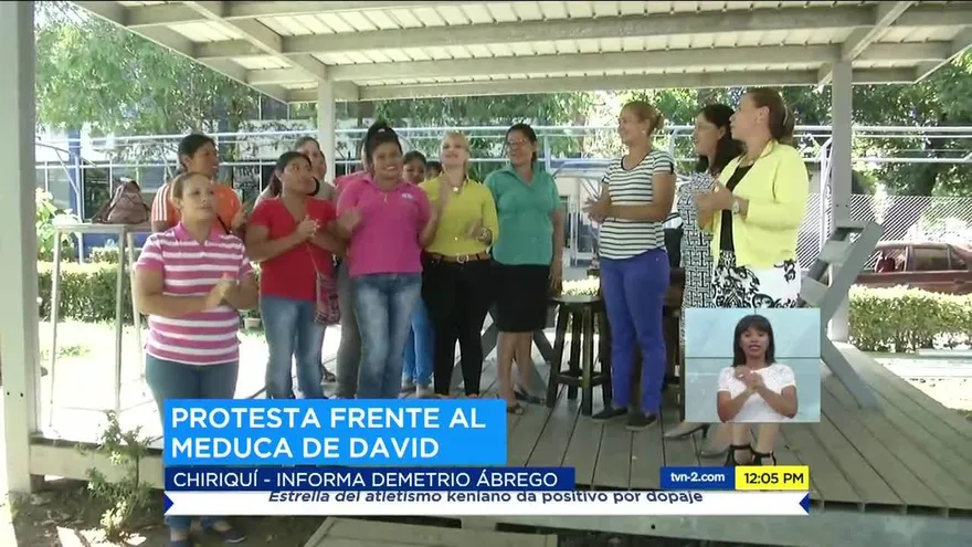 Estudiantes y docentes protestan por reintegro de educadora en Chiriquí