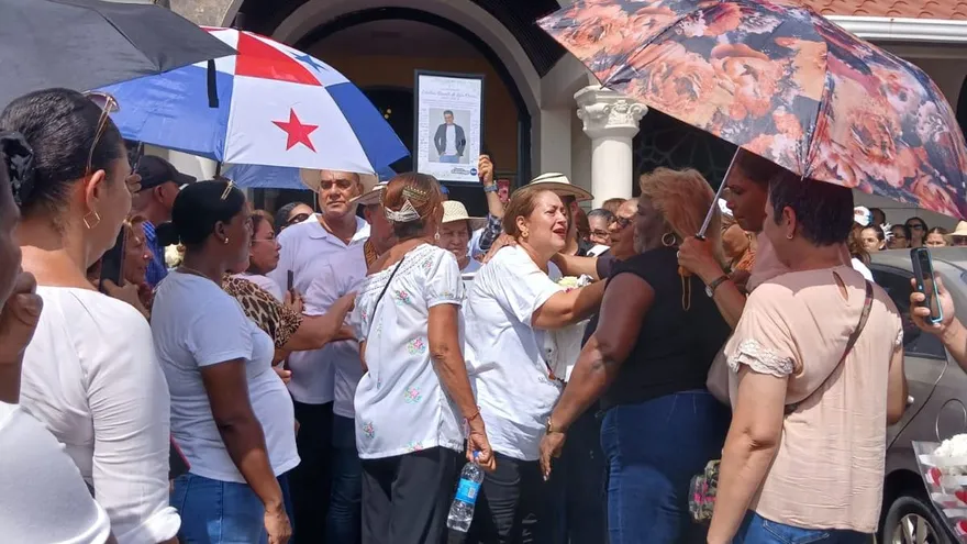 Familiares y amigos despiden a Esteban De León