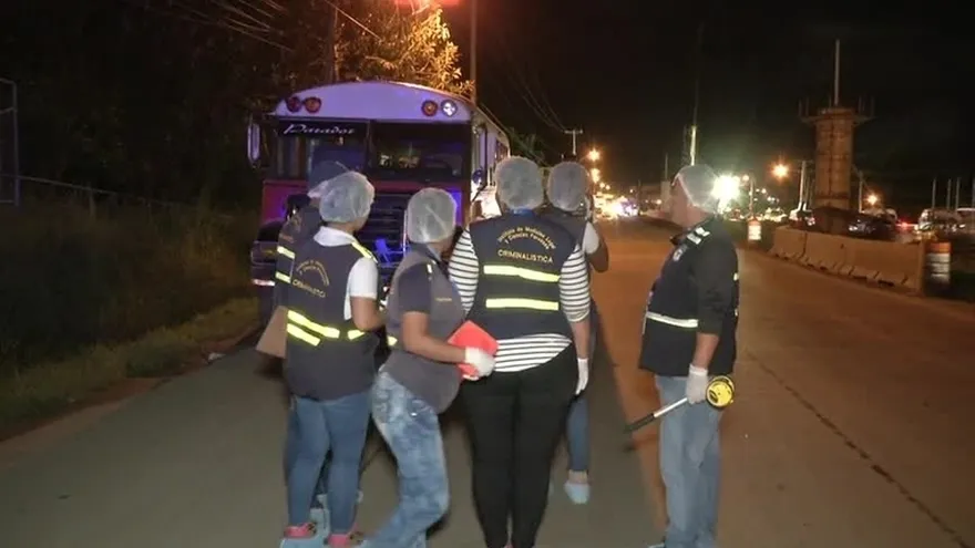 Menor muere tras caer de un bus