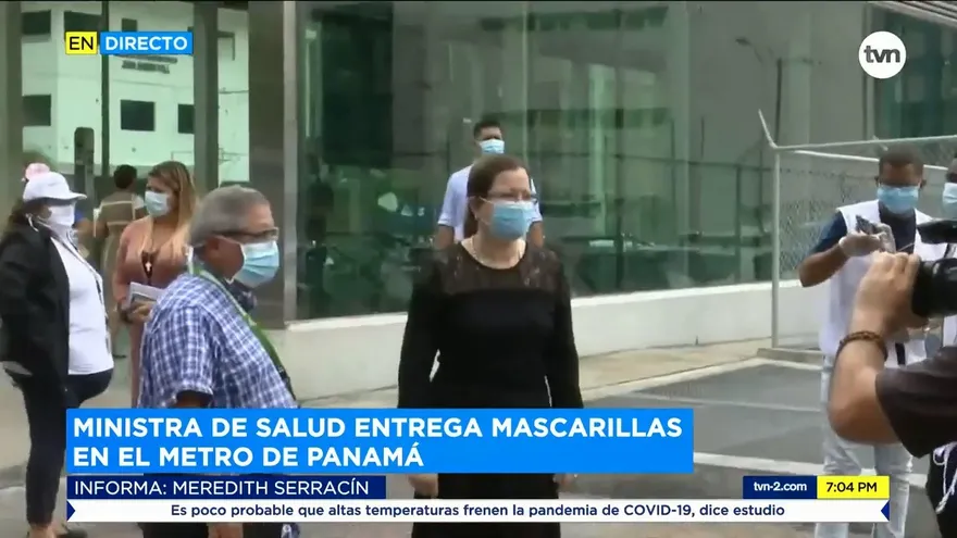 La Ministra de Salud, Rosario Turner entregó mascarillas en el Metro de Panamá