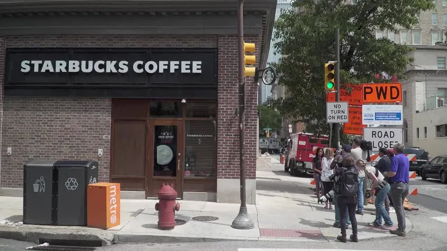 Starbucks cierra 8,000 locales por formación sobre racismo