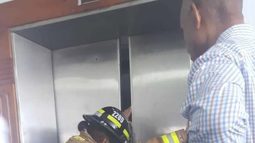 Rescate de dos mujeres en la Caja de Seguro Social.