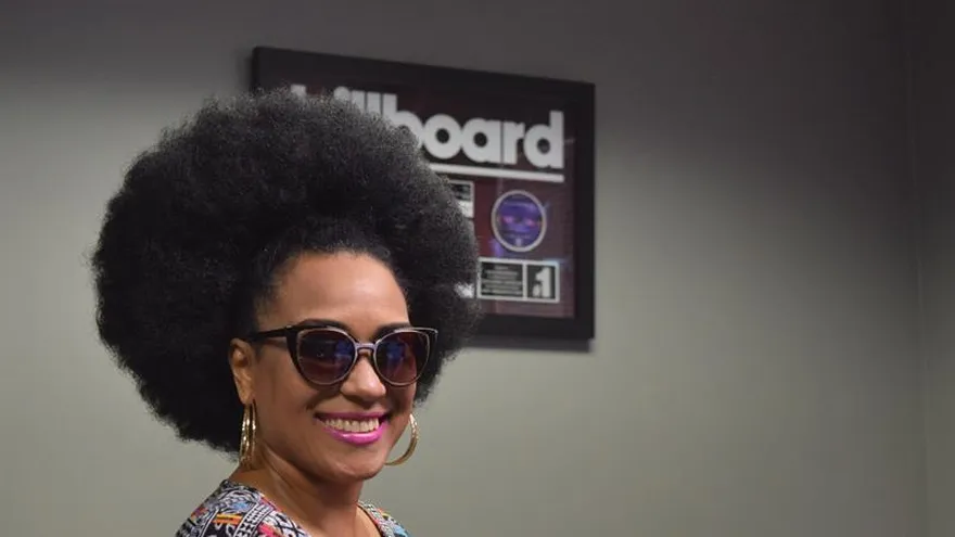 Conocida como "La sonera del mundo" y portadora de una época dorada desde que interpretó en una teleserie a su compatriota Celia Cruz, la cantante Aymee Nuviola ha cambiado de registro con el álbum "Como anillo al dedo" que presenta este mes, su quinto fonograma grabado en Estados Unidos.