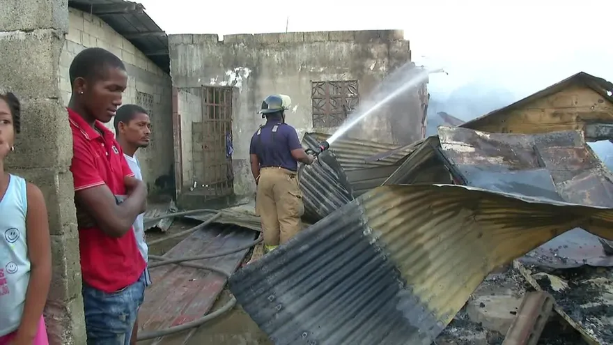 Varias casas afectadas por incendio en Colón