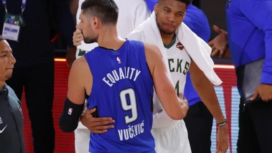 Con un imponente Giannis, los Bucks derrotan a los Magic y avanzan de ronda