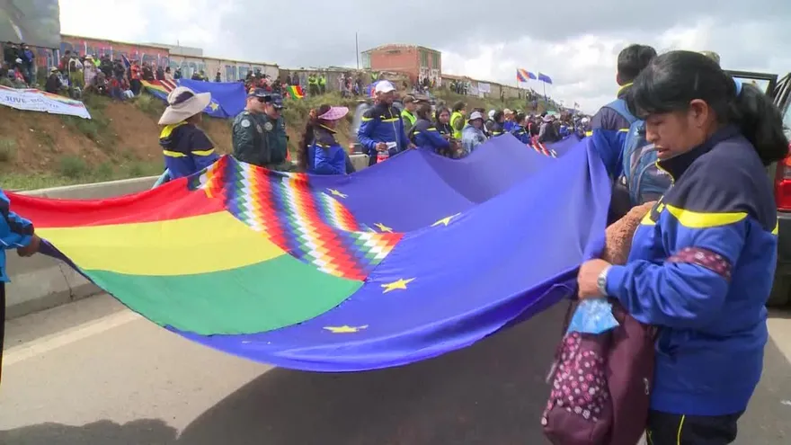 Despliegan enorme bandera en Bolivia para demandar salida al mar