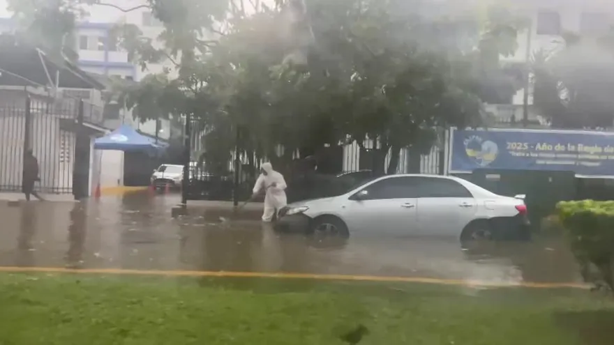 Calles inundadas por la fuertes lluvias en la ciudad de Panamá.