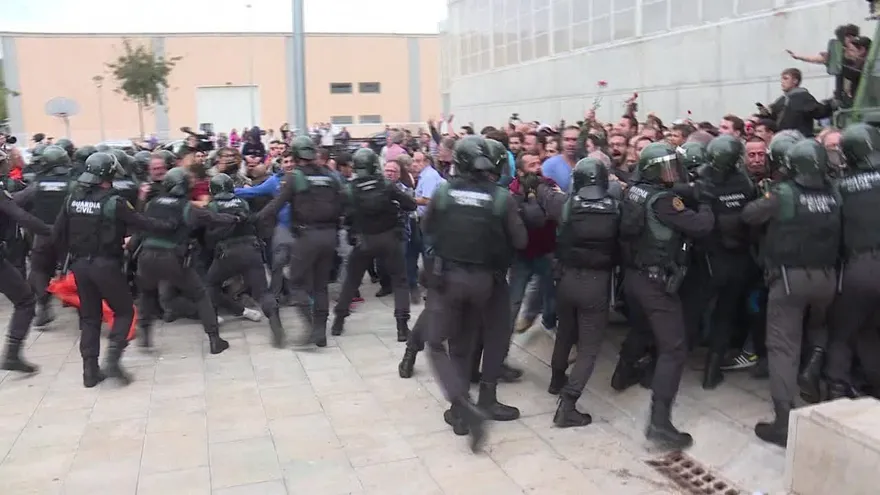 Cargas policiales en Cataluña en caótico referéndum
