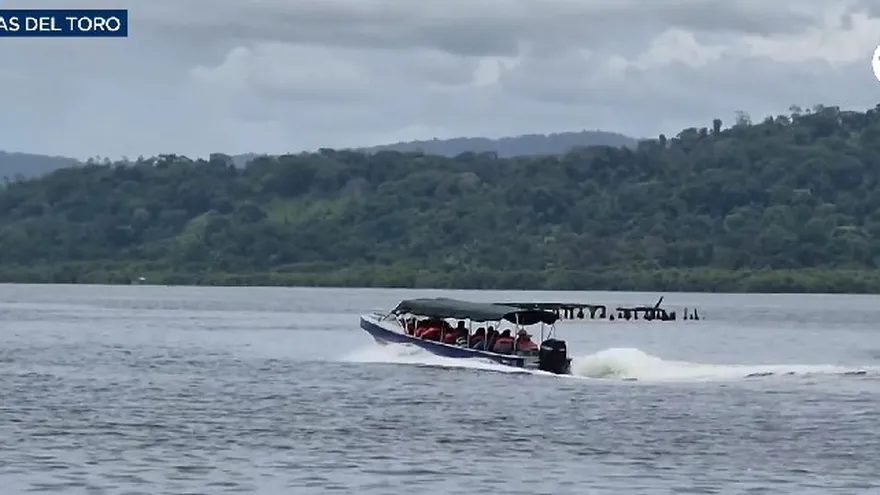 Imagen ilustrativa de una lancha en Bocas del Toro.