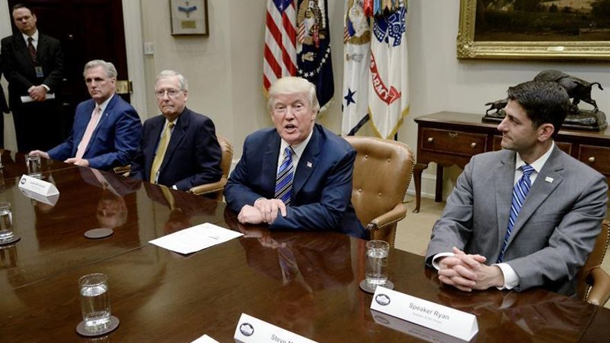 Trump valora poner placas solares en muro con México para que se autofinancie