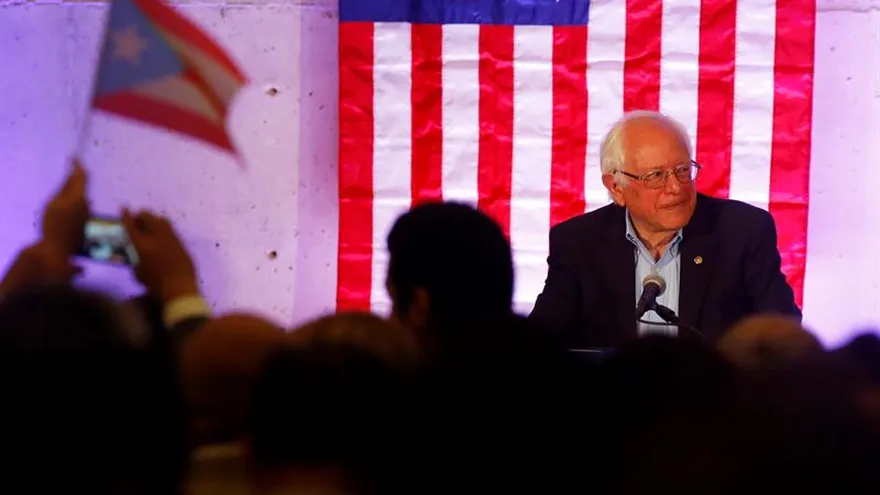El senador Bernie Sanders habla al público congregado en la Fundación Luís Muñoz Marín en Trujillo Alto (Puerto Rico).