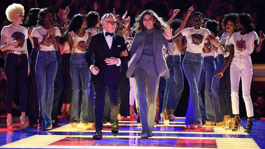 Tommy Hilfiger se estrena con Zendaya y Grace Jones en la pasarela de París.