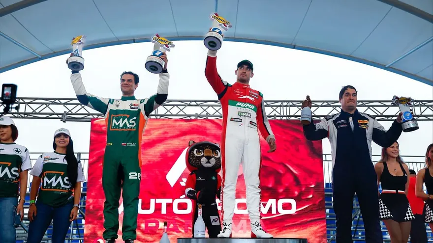 Luis "Lucho" Ramirez (c) y Milo Valverde (i) comparten el podio