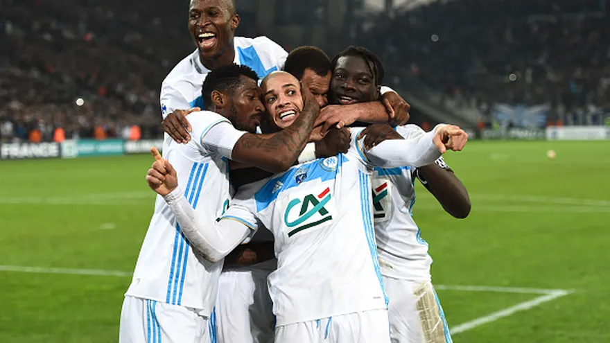 Jugadores del Olympique Marsella celebran durante el juego contra el Lyon