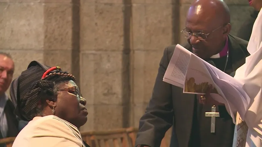 Hospitalizan a Desmond Tutu