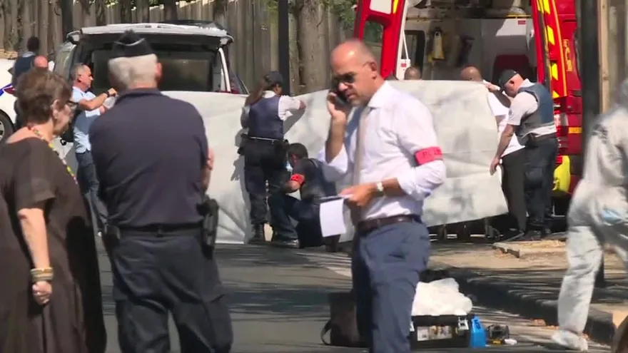 Una furgoneta embiste dos paradas de autobús en Marsella