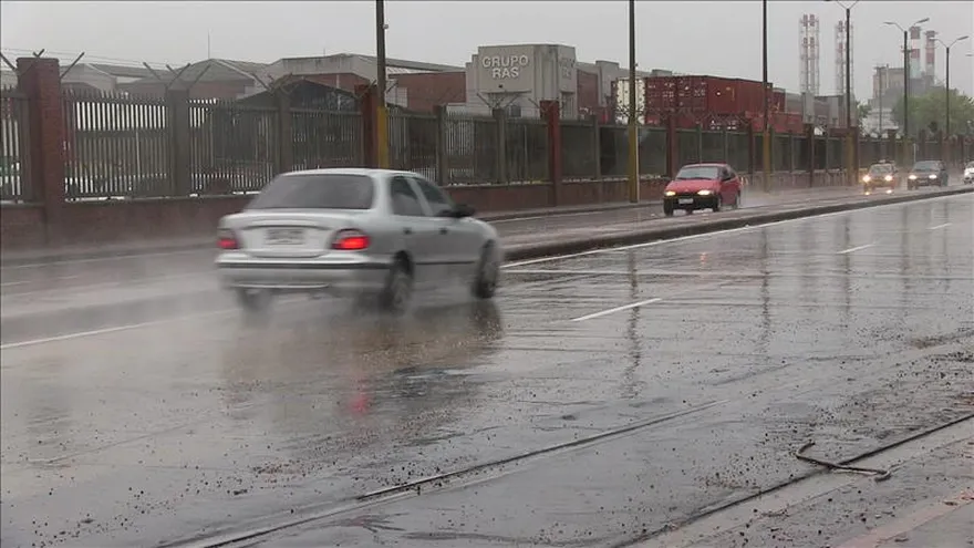 El Instituto Uruguayo de Meteorología (Inumet) emitió hoy una alerta amarilla para 18 de los 19 departamentos (regiones) del país por lluvias y tormentas intensas y solo el departamento de Artigas (norte), está exento de peligro.